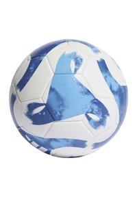 Voetbal met een blauw en wit ontwerp, versierd met geometrische patronen, een gladde textuur en hexagonale panelen. Inclusief decoratieve grafische elementen.