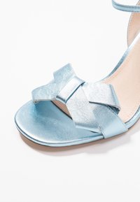 mint&berry Sandaalit nilkkaremmillä - metallic blue
