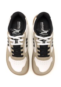Weiße und beige Sneaker mit Obermaterial aus Wildleder und Synthetik, schwarzen Schnürsenkeln und einer Gummisohle; mit Logo auf der Zunge und den Seitenpanelen.