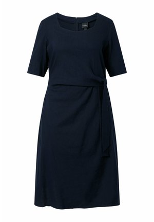 Tmavě modré šaty délky ke kolenům s krátkými rukávy, kulatým výstřihem a látkovým páskem v pase.
