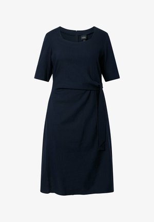 Marineblaues knielanges Kleid mit kurzen Ärmeln, rundem Ausschnitt und einem Stoffgürtel in Taillenhöhe.