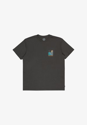 Tmavě šedé bavlněné tričko s krátkými rukávy, na levé straně hrudi má malou barevnou grafiku palmy a měsíce.