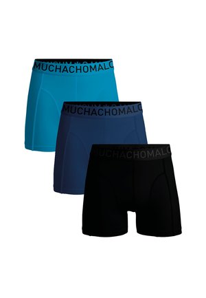 Három pár boxer alsónadrág élénk kék, sötétkék és fekete színben, fekete derékrésszel, amelyen a "MUCHACHOMALO" felirat található. Simaságot sugárzó szövettextúra.