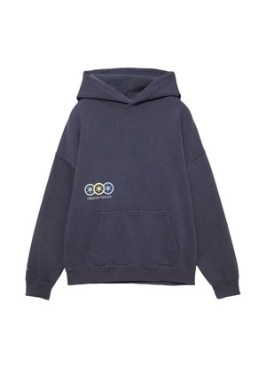 Hanorac bleumarin cu buzunar frontal, trei simboluri de stea colorate și textul „Creative for Life” pe pieptul stâng.