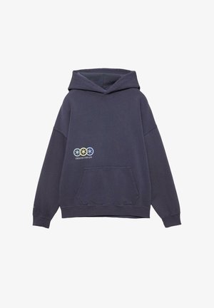 Hanorac bleumarin cu buzunar frontal, trei simboluri de stea colorate și textul „Creative for Life” pe pieptul stâng.