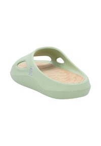 Tongs vert clair avec une semelle intérieure beige texturée, présentant des ouvertures découpées sur les côtés et un détail logo minimal.