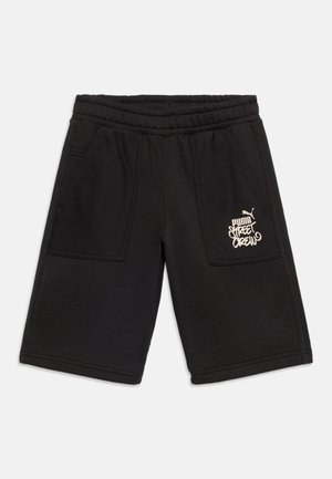 Pantaloncini neri alla lunghezza del ginocchio con vita elastica, due tasche frontali e logo bianco "Puma Street Crew" sulla tasca destra.