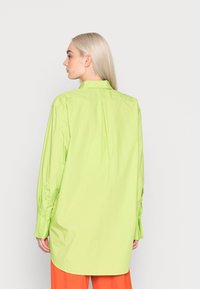ARKET SHIRT - Blusa com botões - green