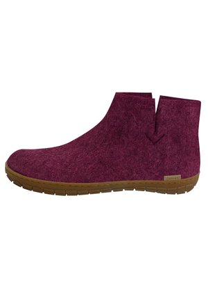 Ankellang rødbrun filt slip-on sko med brun gummisål og et lille mærke på siden.