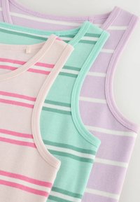 Gestreepte tanktops in roze, mintgroen en lavendel met contrasterende witte strepen; zachte stof en ronde halslijnen.