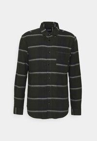 Knoopshirt van donkergroen flanel met grijze en zwarte strepen, voorzien van een normale kraag, lange mouwen en een borstzak.