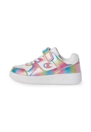 Weißer Sneaker mit regenbogenfarbenen Metallic-Akzenten, Klettverschluss, Schnürsenkeln und einem Champion-Logo an der Seite und der Sohle, von der Außenseite betrachtet.