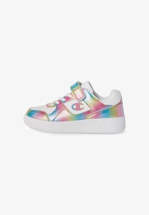 Witte sneaker met metallic regenboogaccenten, klittenbandsluiting, veters en een Champion-logo op de zijkant en zool, gezien van de buitenkant.