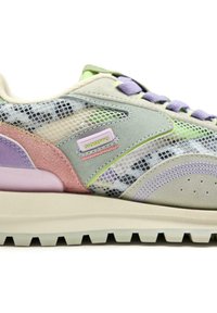 Sneaker leggera realizzata in materiali mesh e suede in colori pastello: verde, rosa, lavanda e grigio, con una suola testurizzata e marchio.