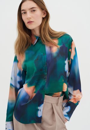 Bunte, leichte Bluse mit einem lebhaften abstrakten Blumenmuster in Grün-, Blau- und Pfirsichtönen, mit einer durchgehenden Knopfleiste und langen Ärmeln.