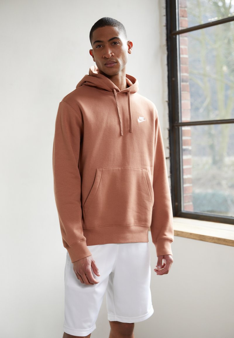 Nike Sportswear SPORTSWEAR CLUB FLEECE - Sweatshirt com capuz - mineral clay