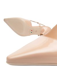 Decolté in vernice nuda con punta affusolata, dotata di un sottile cinturino alla caviglia e suola testurizzata. Marcato "Negriardi, Made in Italy", taglia 37.