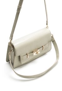 Bolso de mano verde claro con estampado de cocodrilo, cierre dorado, correa ajustable y diseño estructurado. Textura de cuero suave y acentos metálicos.