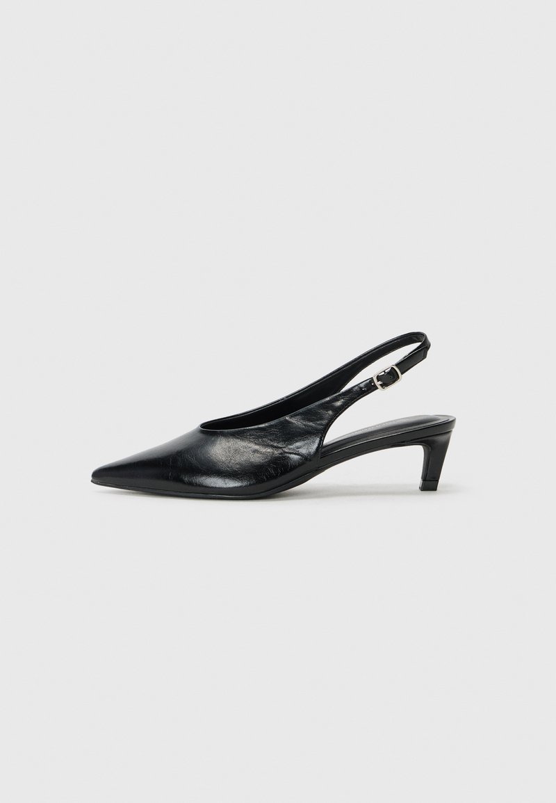 Must black leather slingback konts, terav varvas, madal kitten konts ja reguleeritav pehme rihm. Sile tekstuur ja minimaalne detailide rohkus.
