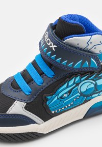 Geox INEK BOY LIGHT UP - Baskets montantes - navy/turquoise
