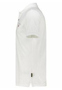 Polo shirt blanc en coton. Dispose d'un col rabattu, de manches courtes et d'une fente latérale avec une petite étiquette de logo à l'ourlet.