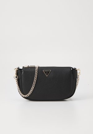 Clutch in pelle nera con una forma strutturata, dotata di una tracolla in catena dorata, chiusura con zip e una placca logo triangolare sul davanti.