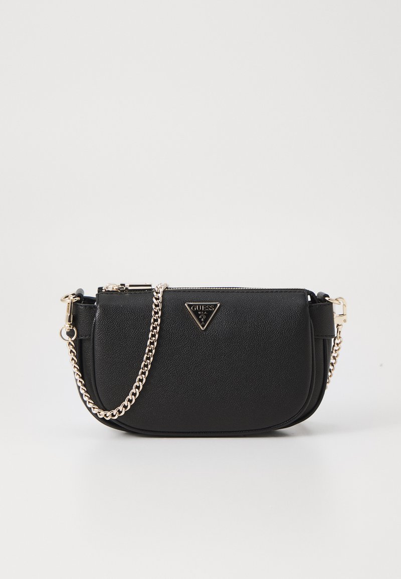Clutch in pelle nera con una forma strutturata, dotata di una tracolla in catena dorata, chiusura con zip e una placca logo triangolare sul davanti.