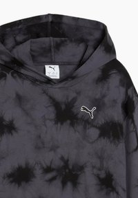 Sweat à capuche tie-dye noir et gris avec logo Puma brodé sur la poitrine et étiquette de taille visible à l'intérieur de la capuche.