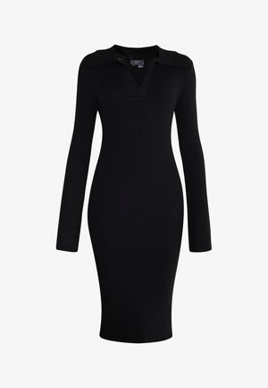 Černé žebrované šaty s dlouhými rukávy, límcem a výstřihem ve tvaru V, které přiléhají k tělu. Textura je hladká a elastická.
