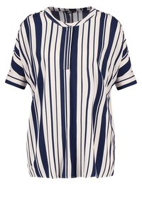 Blouse rayée bleu marine et blanche à manches courtes, col rond et patte de boutonnage sans boutons sur le devant. Tissu léger avec une texture lisse.