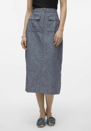 Jupe midi en denim bleu clair avec poches avant, fermeture à boutons et coupe droite. Associée à des chaussures à enfiler bleues avec un motif floral.