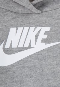 Sweatshirt cinza feito de um tecido macio, apresentando um grande logótipo branco "NIKE" e um swoosh branco contrastante. Design com capuz e um ajuste casual.