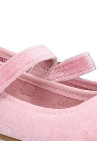 Zapato Mary Jane para niño pequeño en un suave color rosa, con una correa texturizada y detalles con costuras en la parte superior y el forro interior.