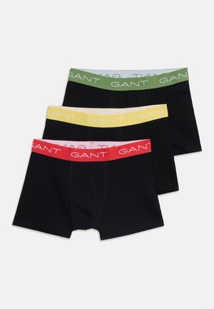 Tre sorte boxershorts stablet, hver med en forskellig farvet linning i grøn, gul og rød, alle med mærket "GANT".
