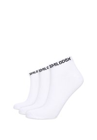 Weiße Knöchelsocken aus Baumwollmischung mit schwarzem Text "SMILODON" am Bündchen. Drei Paare nebeneinander angeordnet.