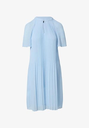 Hellblaues, plissiertes Kleid mit steifem Kragen, kurzen Ärmeln und einem Reißverschluss. Der Stoff hat eine glatte und fließende Textur.