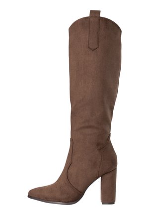 Brązowy zamszowy damski kozak za kolano z obcasem typu klocek i pętelką u góry, z wąskim noskiem i zakrzywionym przeszyciem.