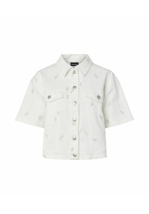 Chaqueta vaquera blanca corta con mangas cortas, botones plateados en la parte delantera y en los bolsillos del pecho, con un sutil estampado floral.