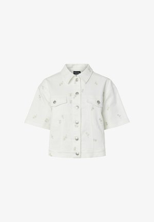 Fehér, rövid fazonú farmerdzseki rövid ujjakkal, ezüst gombokkal elöl és a mellzsebeknél, finom virágmintás mintával.