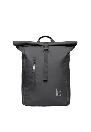 Sort roll-top rygsæk med front lodret lynlåslomme, spænde strop, sidelommer og "GOT BAG." logo på front nederst til højre.