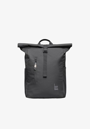 Sort roll-top rygsæk med front lodret lynlåslomme, spænde strop, sidelommer og "GOT BAG." logo på front nederst til højre.