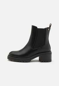 XTI Kotníkové boty na platformě - black