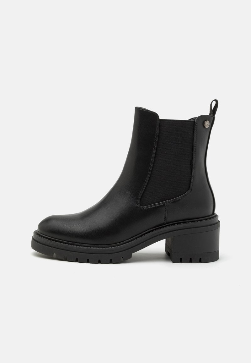XTI Kotníkové boty na platformě - black