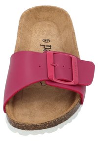 Infradito rosa con una larga fascetta caratterizzata da una fibbia rettangolare. Sottopiede in sughero morbido, suola testurizzata e punta tonda. Misura 37.