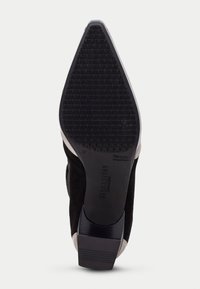 Svart mocka ankelskoboot med spetsig tå, grå detaljer och en texturerad gummisula. Har en låg klossklack för stabilitet.