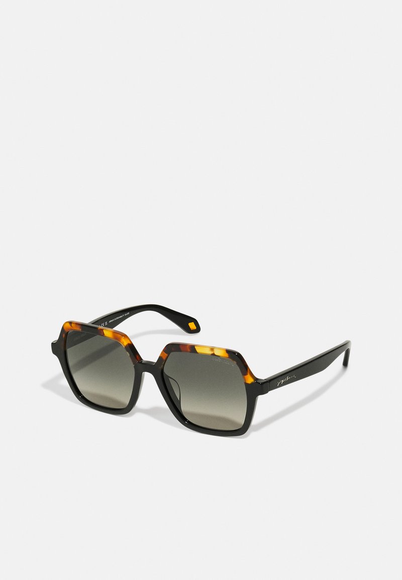 Schwarze Sonnenbrille mit sechseckigen Rahmen, Schildpatt-Akzenten an der Oberseite, grauen Farbverlauf-Gläsern und schlanken, geraden Bügeln.