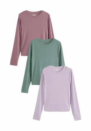 Drei langärmlige gerippte Oberteile in Mauve, Grün und Lavendel. Jedes verfügt über einen runden Ausschnitt und eine weiche Textur.