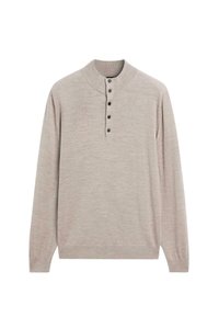 Maglione beige chiaro a maniche lunghe con colletto a coste e cinque bottoni neri lungo la patta frontale.