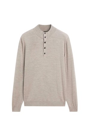 Lys beige langærmet sweater med en ribbet standkrave og fem sorte knapper ned langs fronten.