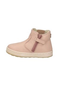 Stivaletto alla caviglia in pelle rosa con cerniera laterale, inserti elastici e suola in gomma testurizzata. Punta arrotondata e cuciture decorative sui lati.